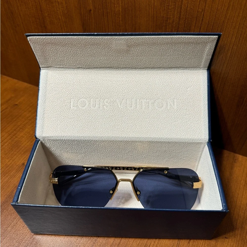 LV Ash Sunglasses - Picture 4 of 7